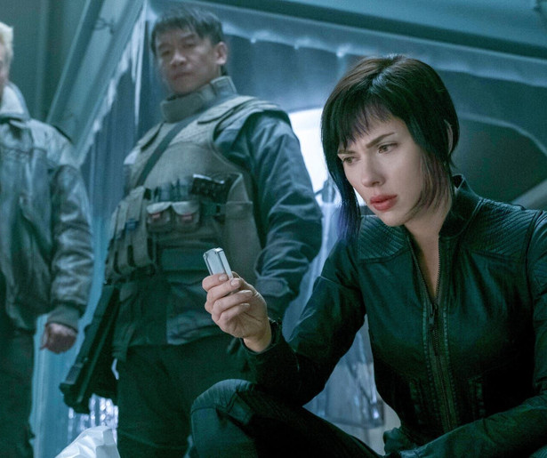 Scarlett Johansson springt, schiet en moordt in Ghost in the Shell
