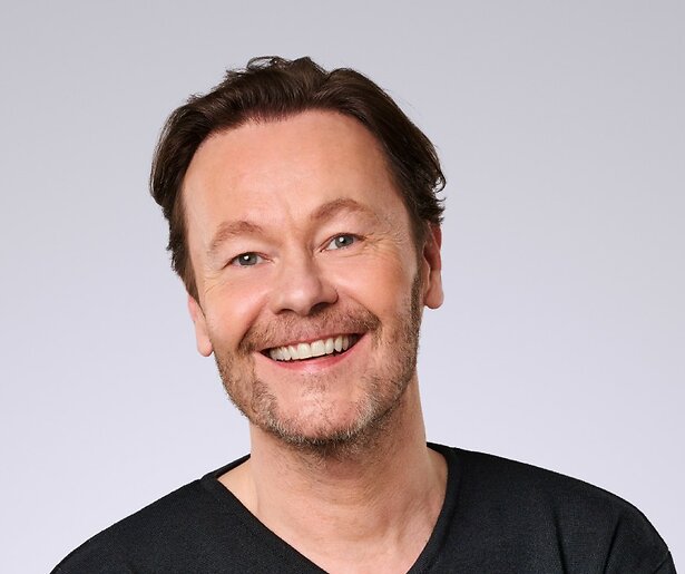 Gijs Staverman maakt zijn debuut als presentator van De Top 4000 Muziekquiz: ‘Ben een enorme spelletjesfanaat’