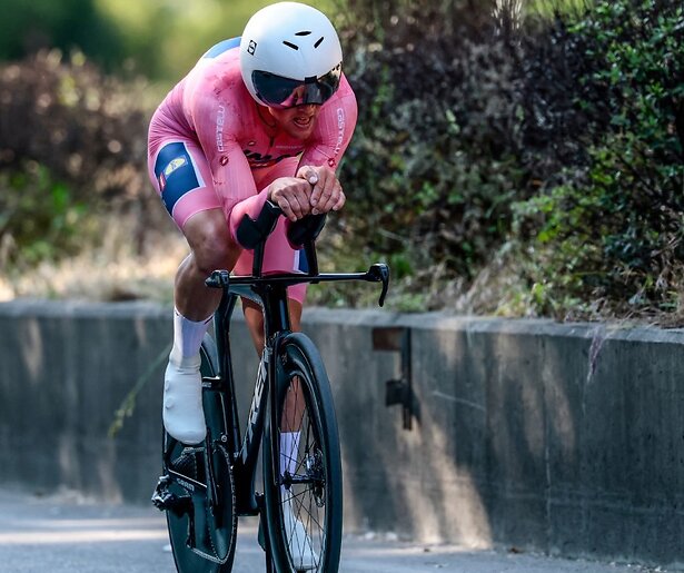 De renners beginnen na een rustdag aan een individuele tijdrit door Toscane in de Giro d'Italia