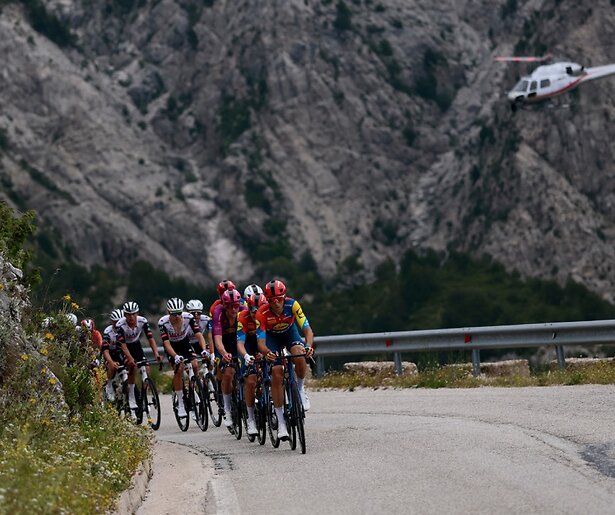 De Giro-renners zetten koers richting het heiligdom van de regio Veneto