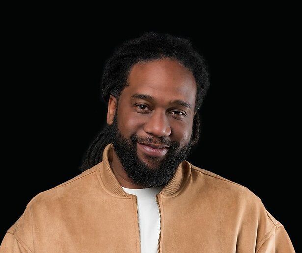 Glen Faria brengt een bezoekje aan de kapsalon van Eus in De Geknipte Gast