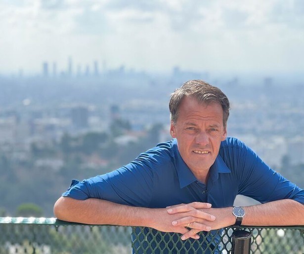 Schietles voor Tijs van den Brink in slot God, Jesus, Trump!