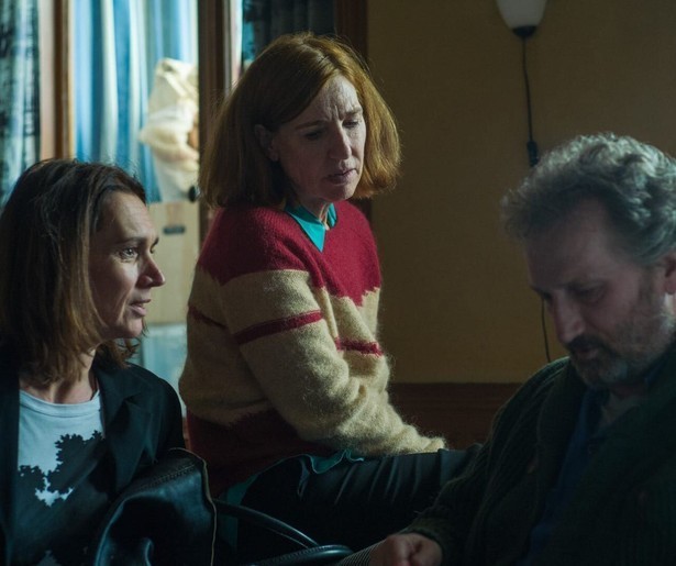 Elsie de Brauw en Monic Hendrickx staan lijnrecht tegenover elkaar in God Only Knows