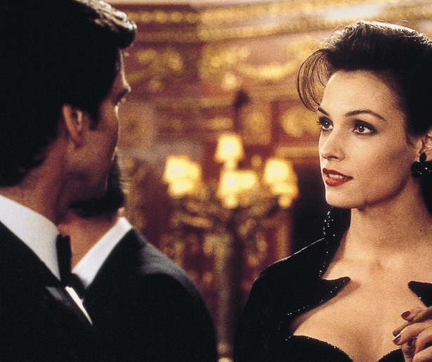 De powerdijen van Famke Janssen stelen de show in GoldenEye