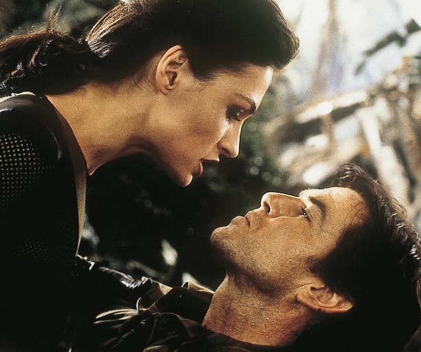 Famke Janssen maakt het Pierce Brosnan knap lastig in GoldenEye