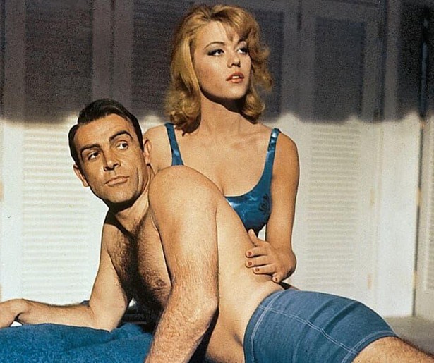 Sean Connery weet van de hoed en de rand in Goldfinger