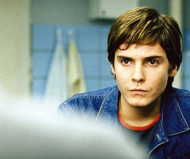 Daniel Brühl voert een toneelstukje op