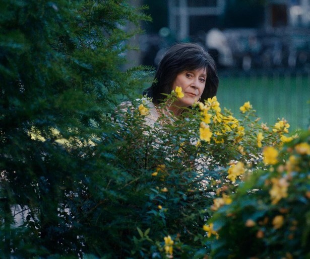 Tante Cor krijgt in de gaten dat Martin een groot geheim heeft in Gooische Vrouwen