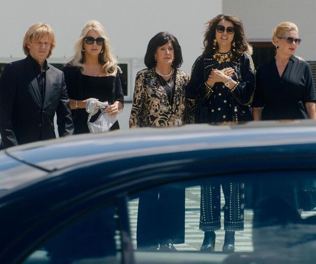 Martin zingt op de uitvaart van Roeliens vader in Gooische Vrouwen