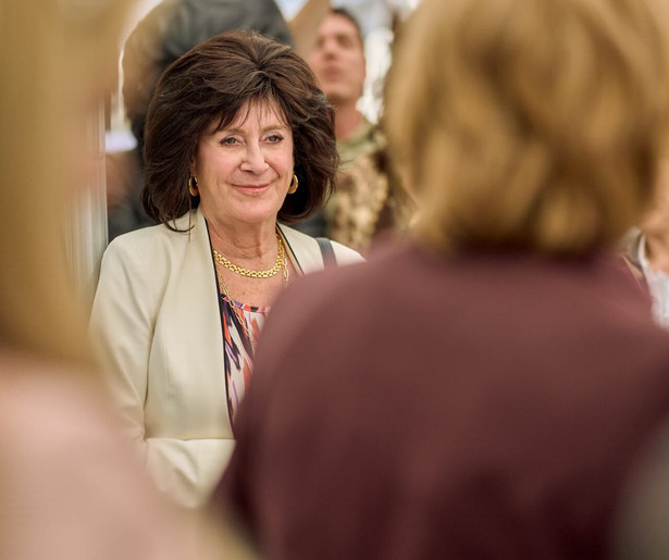 Tante Cor waakt als een leeuw over Martin Morero in Gooische Vrouwen