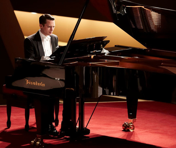 Elijah Wood moet spelen voor zijn leven in de thriller Grand Piano