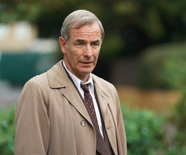 Robson Green stuit op een flink protest van studentes in Grantchester