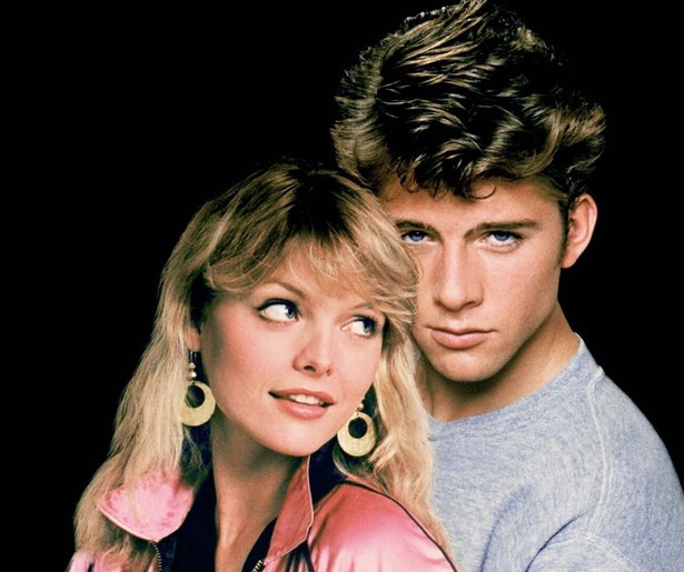 Michelle Pfeiffer en Maxwell Caulfield ontdekken de liefde in Grease 2