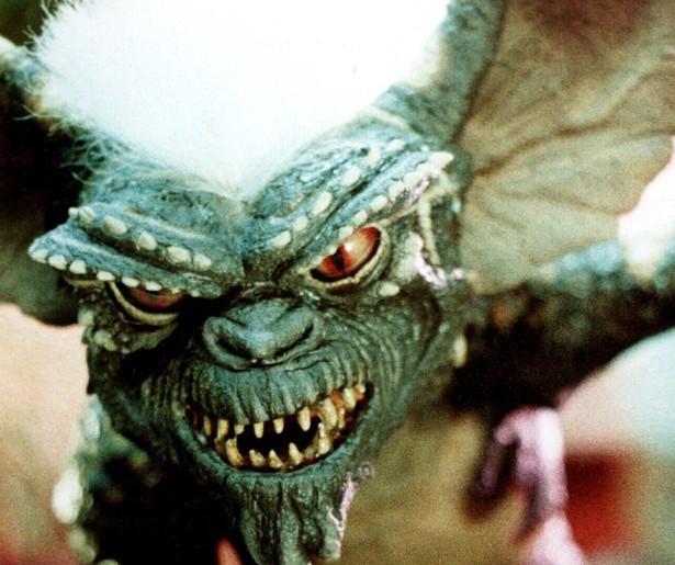 Zach Galligan koopt een toch niet zo onschuldig kerstcadeau in Gremlins