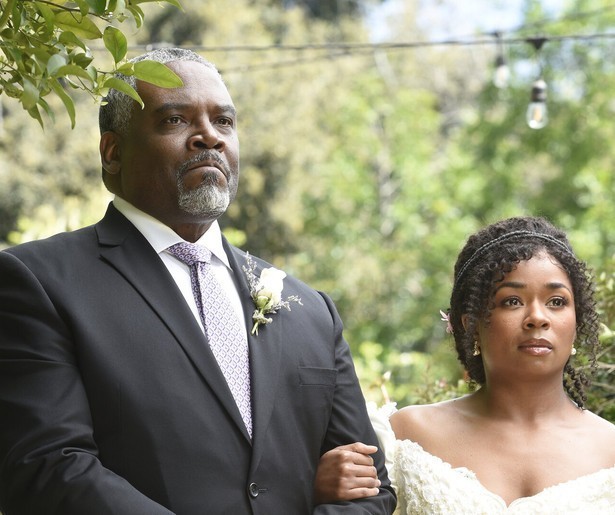 Simone besluit haar huwelijk door te zetten in Grey's Anatomy