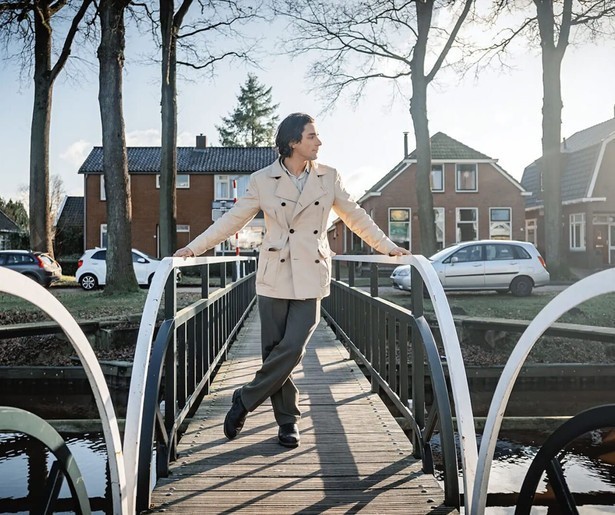 Mark Baanders neemt in stijl afscheid van Groningen in slot Groeten uit Ter Apel