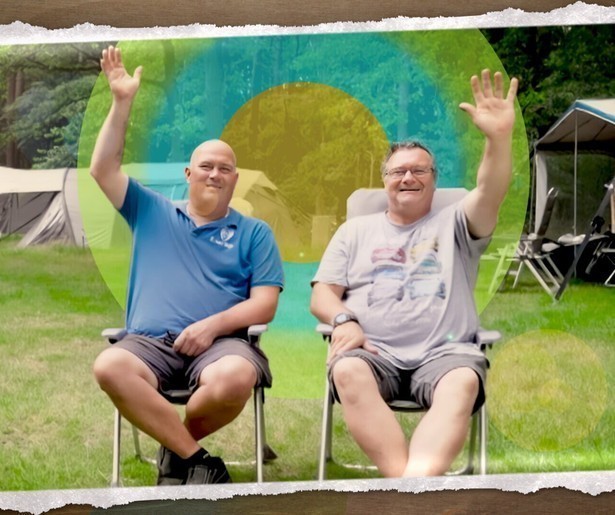 René en Erik kampen met een klein wc-probleempje in Groeten vanaf de Camping