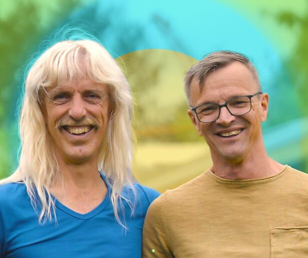 Campingeigenaar Wim geeft zijn gasten een paaldansles in Groeten vanaf de Camping