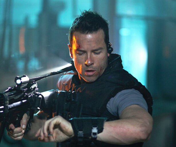 Guy Pearce moet zijn onschuld bewijzen in Lockout