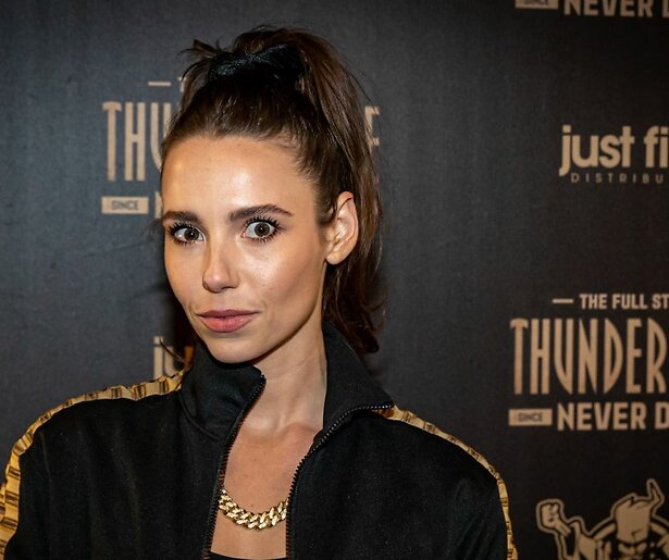 Gwen van Poorten neemt stokje over van Lisa Loeb als presentatrice FBoy Island