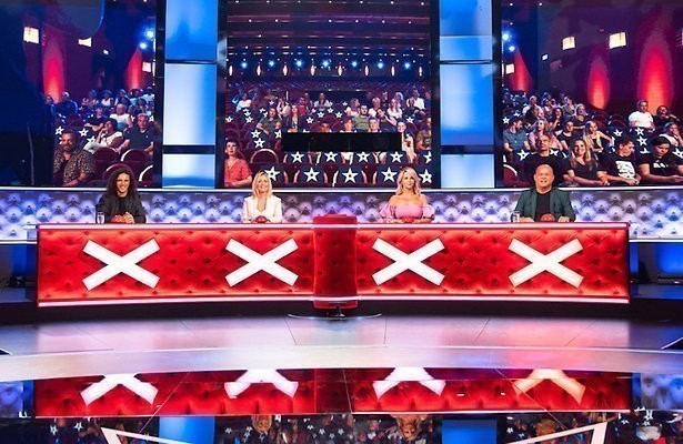 Gevaarlijke goocheltruc gaat bijna mis 