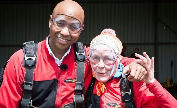 Videosnack: 80-jarige Jeannette springt uit vliegtuig met Humberto Tan
