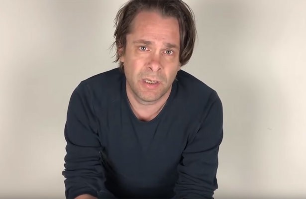 Videosnack: Hans Teeuwen verontschuldigt zich voor leugens op social media