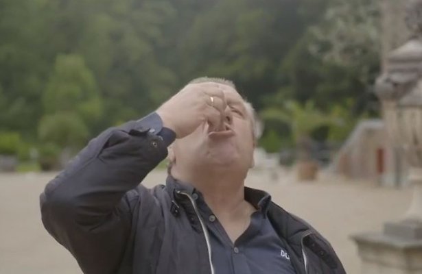 Van der Gijp gaat helemaal stuk op haring etende Boskamp