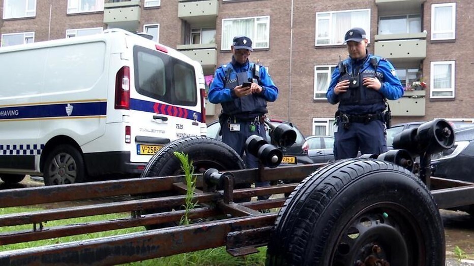 Handhavers in actie in de metro