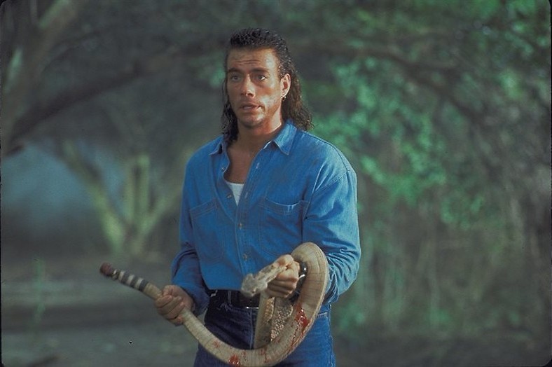 Jean-Claude Van Damme schiet, schopt en slaat alle schurken van zich af