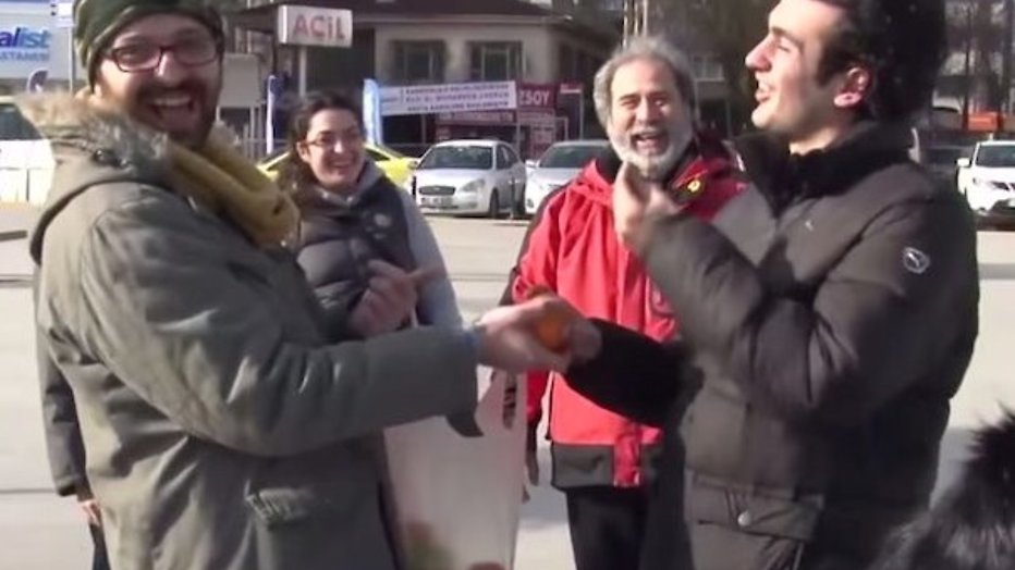 YouTube-hit: Dove jongen verrast met gebarentaal in de hele buurt