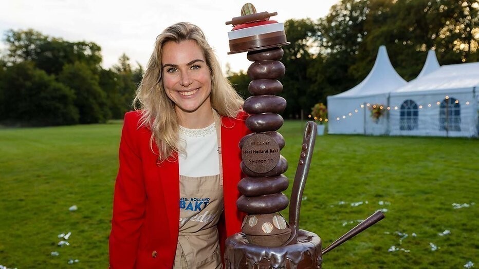 Winnaar Mercedes Roggen met de Heel Holland Bakt-bokaal Winnaar Mercedes Roggen met de Heel Holland Bakt-bokaal
