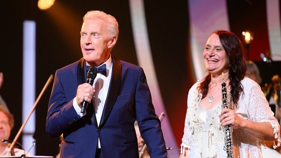 André van Duin en klarinetspeelster MAX Orkest