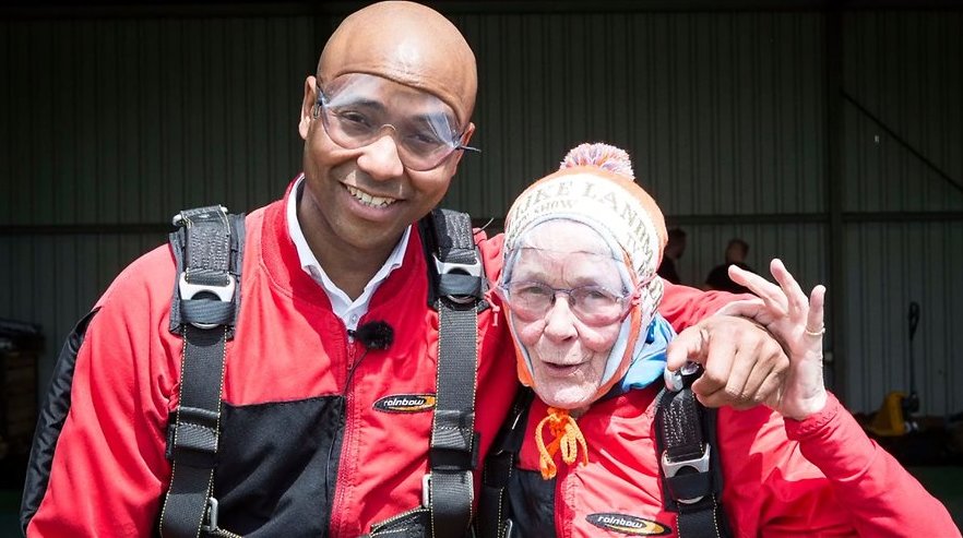 Videosnack: 80-jarige Jeannette springt uit vliegtuig met Humberto Tan