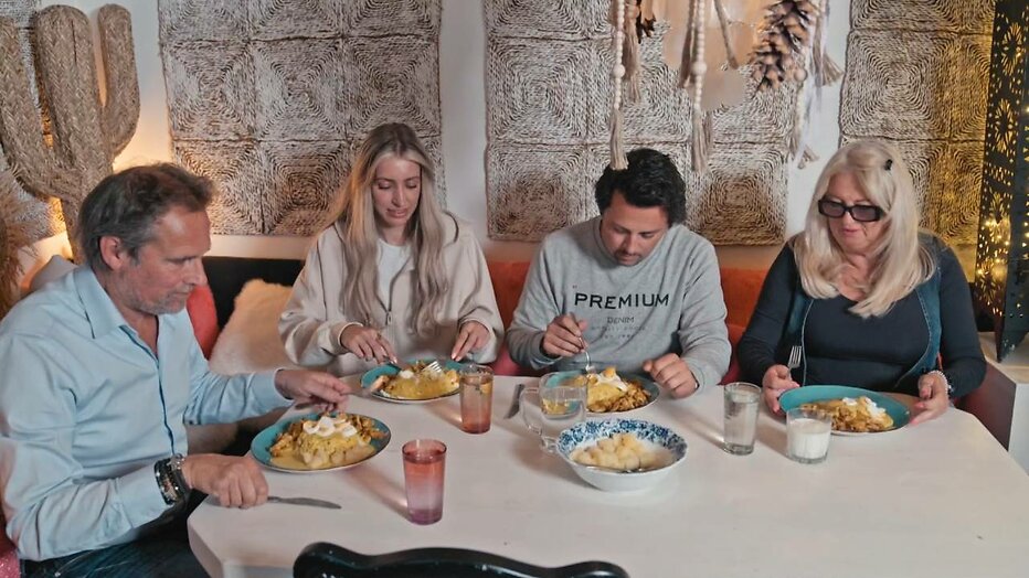 De Hanslers aan tafel.