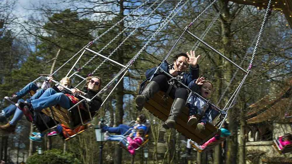 YouTube-hit: Prins Harry draait rondjes in zweefmolen