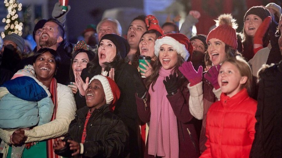Lacey Chabert en medeacteurs in Haul Out the Holly: Lit Up