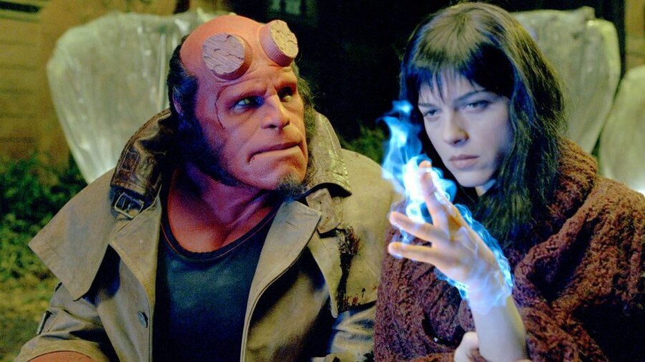 Ron Perlman en Liz Sherman in Hellboy Ron Perlman en Liz Sherman in Hellboy