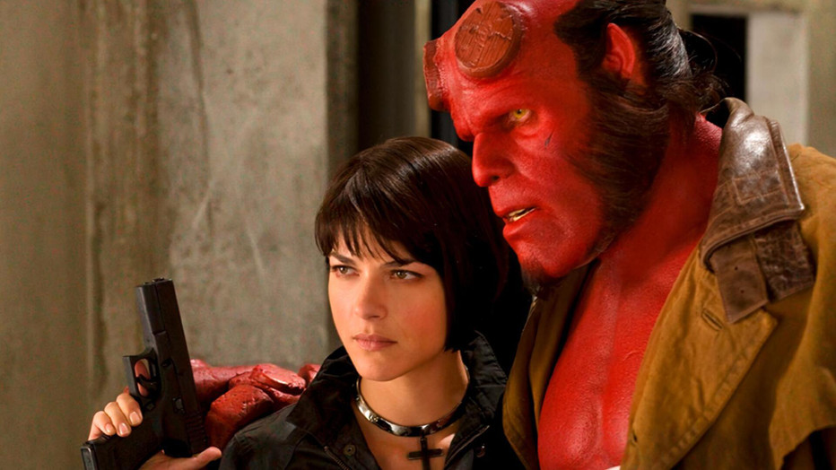 Selma Blair en Ron Perlman in Hellboy II: The Golden Army Selma Blair en Ron Perlman in Hellboy II: The Golden Army