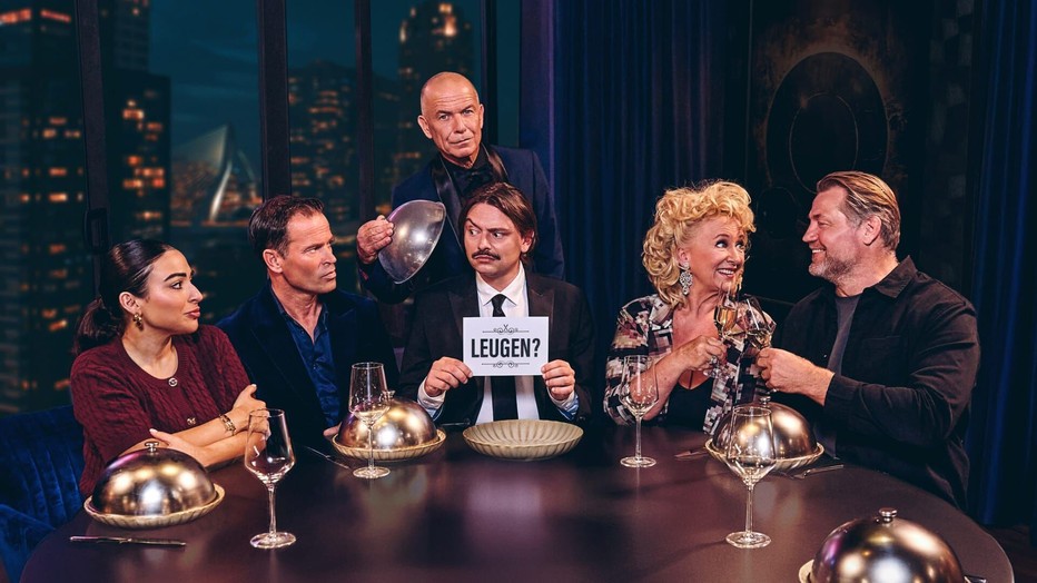 Lale Gül, Bas Nijhuis, Gover Meit, Karin Bloemen en Dennis van der Geest met Raymond Thiry