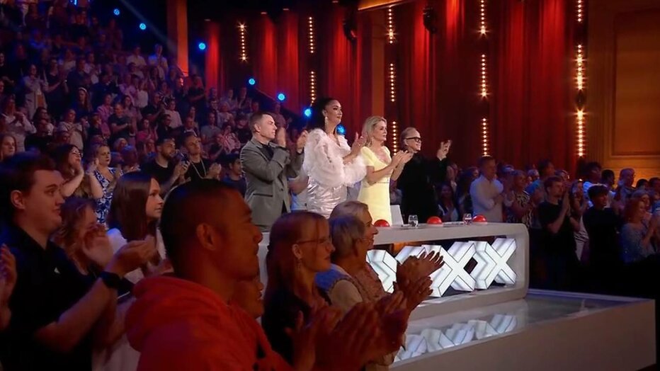 De jury en het publiek geven staande ovatie.