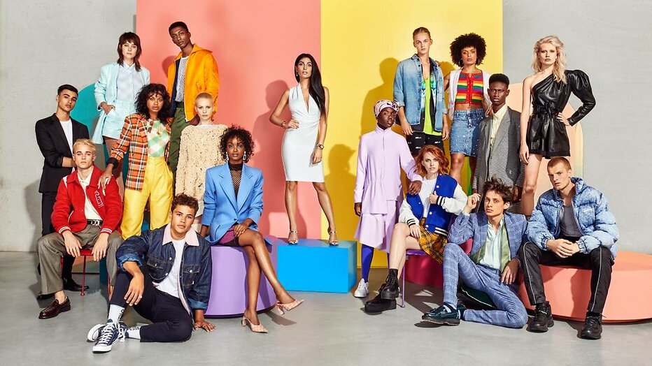 Anna Nooshin met modellen van Holland's Next Top Model seizoen 12. 