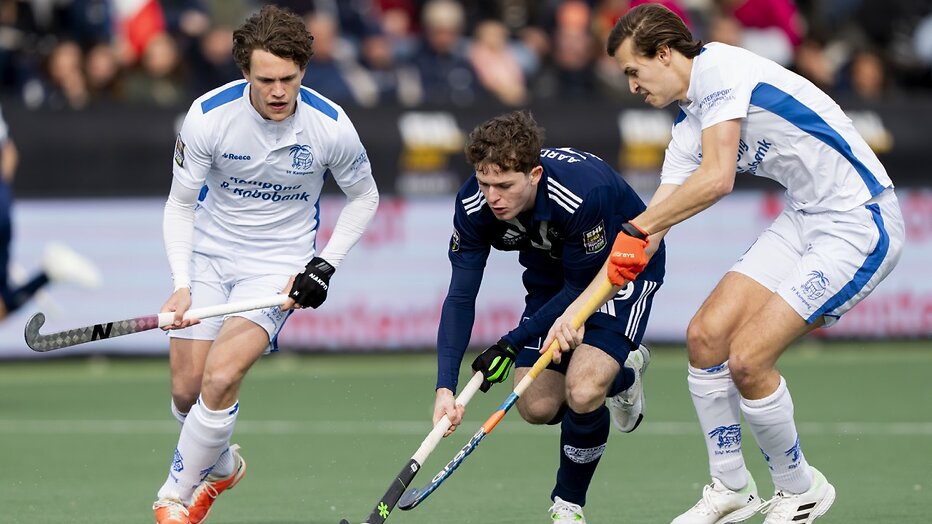 Boris Aardenburg (Pinoke) in actie tegen Mats Marree en Rik Sprengers (SV Kampong)