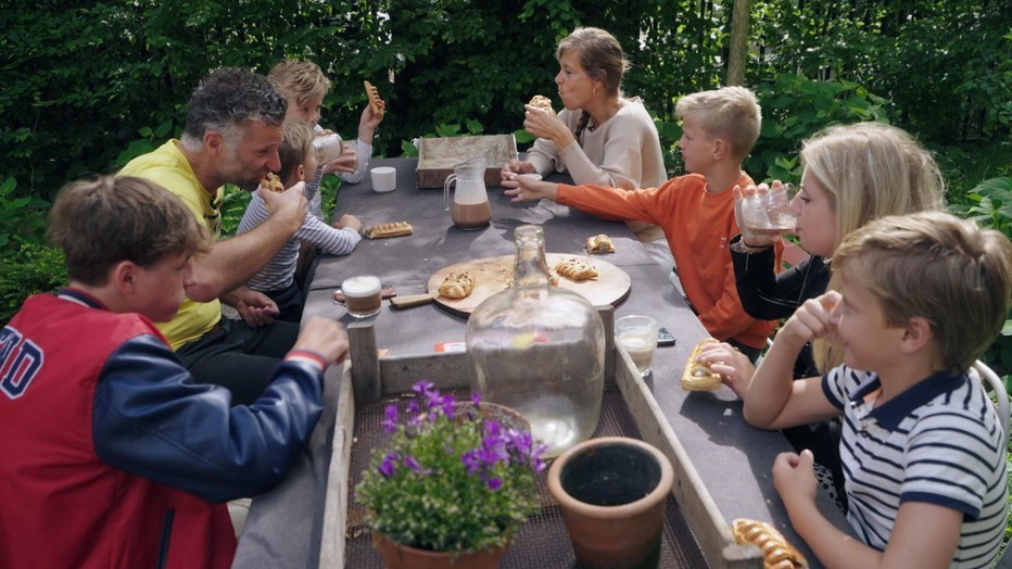 Vader Jurrien aan tafel met zijn zes kinderen in Hoe Gaat Dat Bij Jullie Thuis?