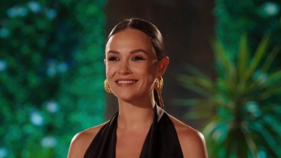 Holly Mae Brood voor I Kissed a Girl