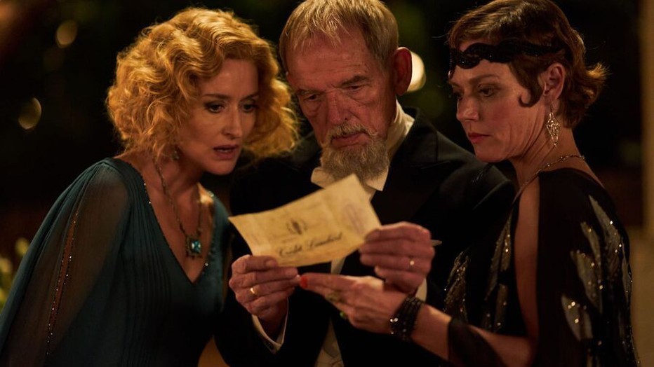 Natascha McElhone en David Schofield in Hotel Portofino