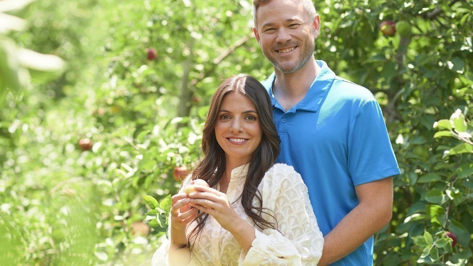 Erin Agostino en Aaron Ashmore in How to Find Forever