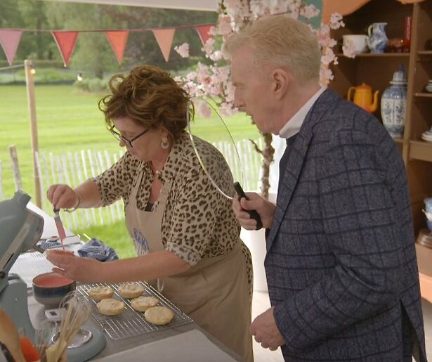 Kliederen met glazuur in de eerste aflevering van Heel Holland Bakt