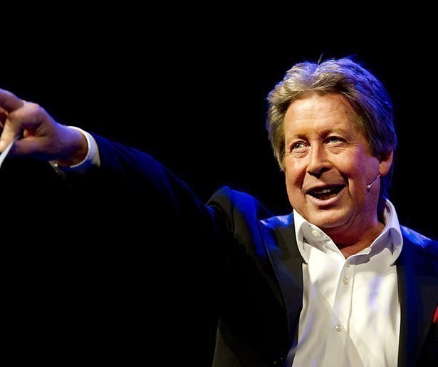 Hans Kazàn legt in MAX Ouderenjournaal trucs aan kijker uit