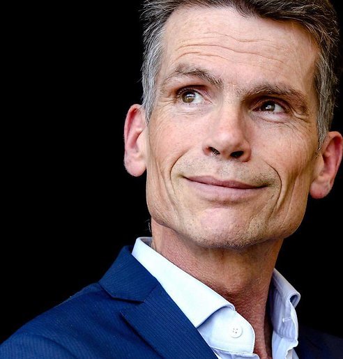 AD-hoofdredacteur slaat oliebollenfiguur bij Jinek